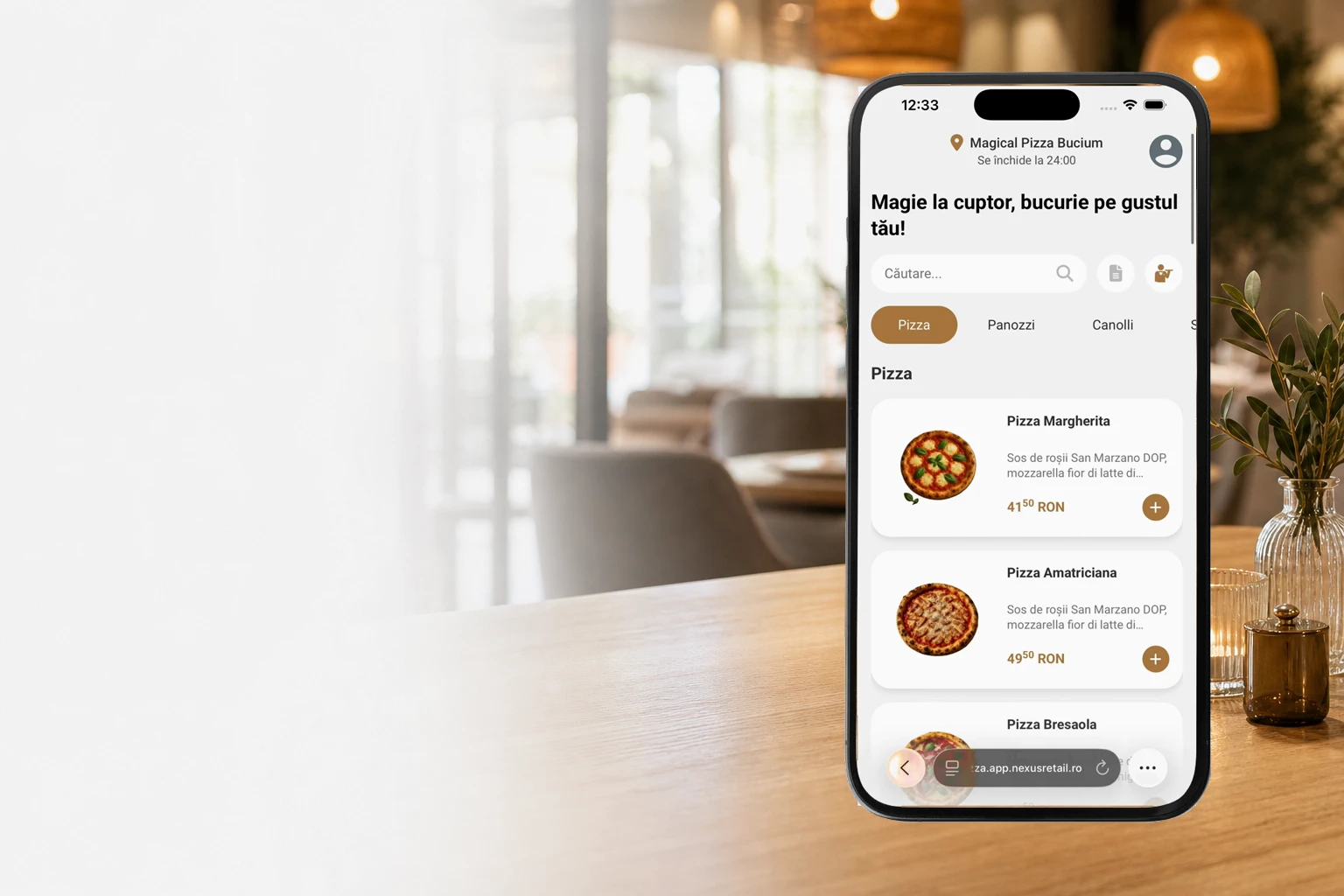 Client care comandă de la masa unui restaurant folosind meniul QR Nexus Retail